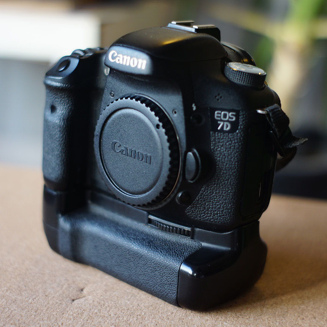 Canon EOD 7D Mark I Body + battery + Grip + CF Card 64GB (USED IN GOOD CONDITION)